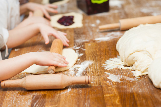 小孩子们制作面团产品。手的特写镜头图片下载