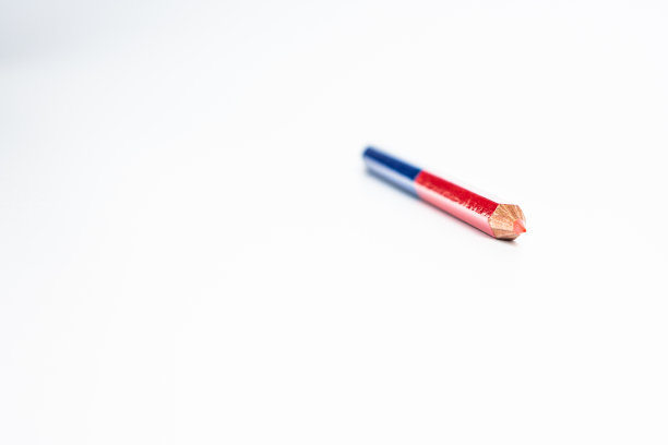红色和蓝色双色铅笔在白色的背景。孤立。图片下载