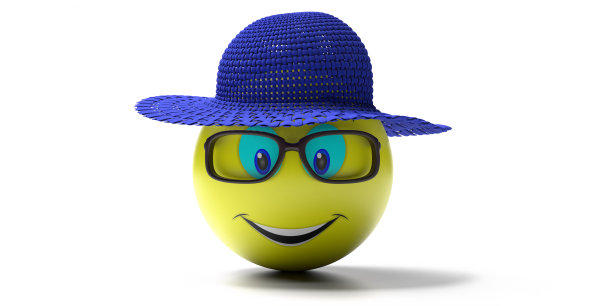 黄色笑脸的表情符号与夏季设置孤立的白色背景。蓝色草帽，护目镜和一个大大的微笑表情。三维演示图片下载
