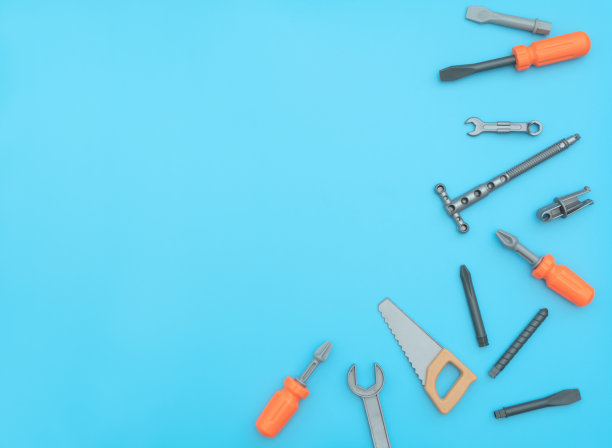 孩子们的工作工具在蓝色的背景。父亲节，建筑行业，建筑和修理的概念。平铺样式与复制空间的文本。图片下载