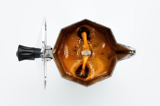 在一个白色的背景上冲泡咖啡机俯视图。图片下载