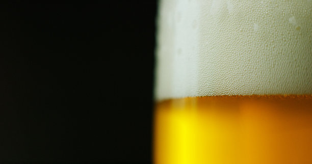 精酿啤酒和传统爱尔兰酒吧。宏观气泡，工艺啤酒完美固定专业销钉。图片下载