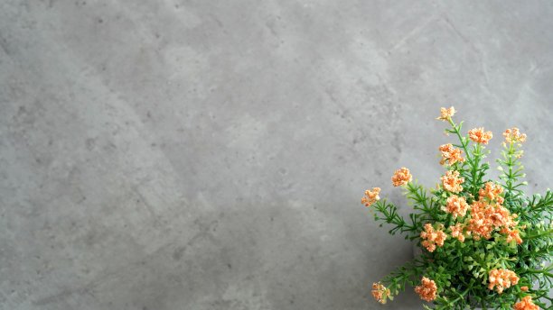 桌子上放着人造花图片下载