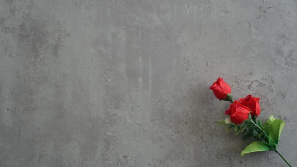 桌子上的红色人造玫瑰图片下载