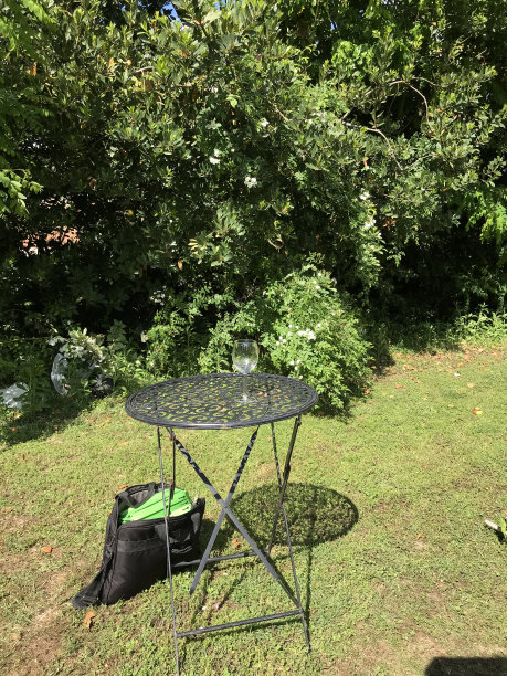 花园里的工作正在进行中图片下载