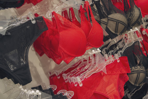 各种胸罩挂在内衣内衣商店图片下载