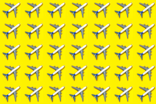 模型飞机的模式，在黄色的背景。图片下载