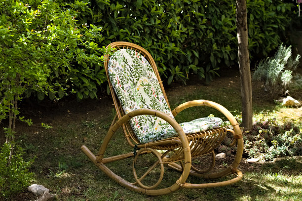 花园中带有花垫的老式摇椅(意大利，Pesaro，欧洲)图片下载