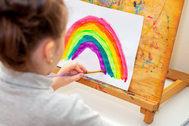 孩子在画彩虹。图片下载
