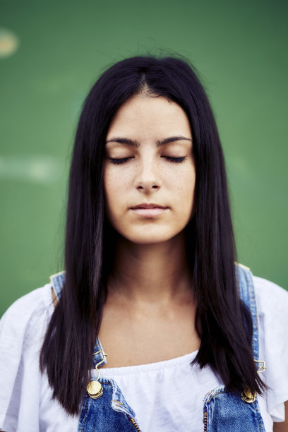 年轻的西班牙拉丁黑发忧郁图片下载