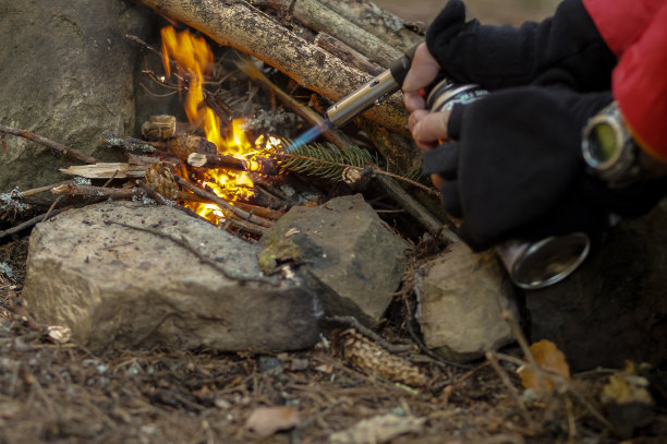 有丁烷燃烧器的人图片下载