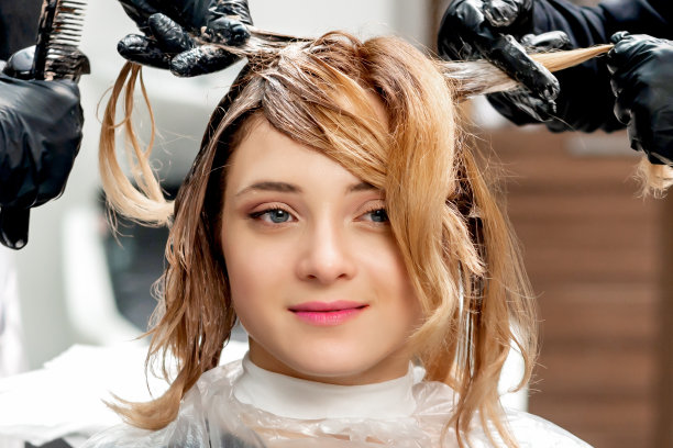 理发师着色的头发。图片下载