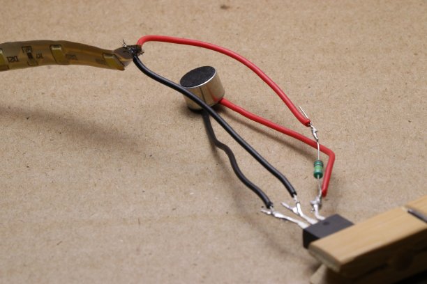 音乐无功LED灯电路由晶体管、电容、麦克风、电阻和少量电线组成图片下载