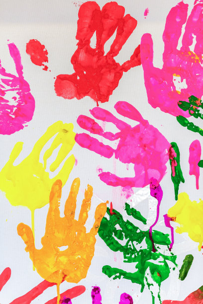 彩色手绘手印在白色背景上图片下载