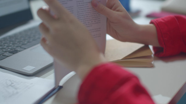 办公室工作人员清除工作场所的杂乱图片下载