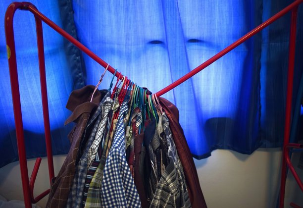 衣架因无法承受衣服的重量而破损图片下载