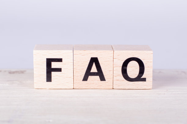 木制立方体建筑字FAQ，白色背景和板图片下载