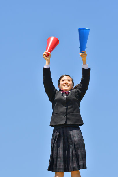 一个日本女孩在蓝天上欢呼图片下载