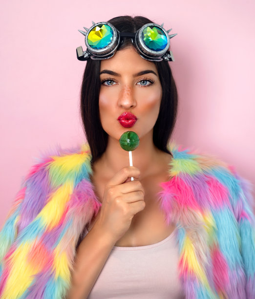 年轻时尚的女子画室肖像图片下载