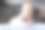 快乐可爱的小女孩躺在地板上图片下载