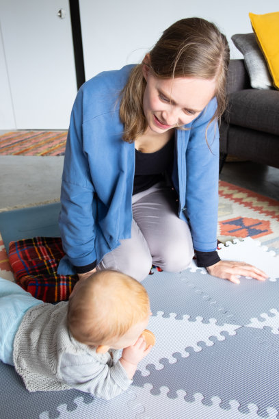 新妈妈花时间与宝贝女儿图片下载