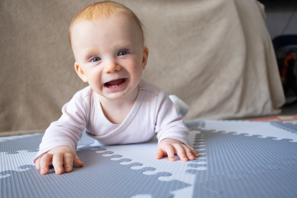 快乐可爱的小女孩躺在地板上图片下载