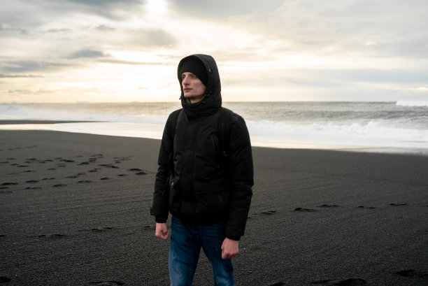 年轻英俊的男摄影师环游冰岛图片下载