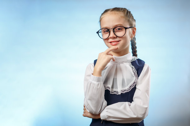 可爱的女学生戴眼镜微笑恳求手势图片下载