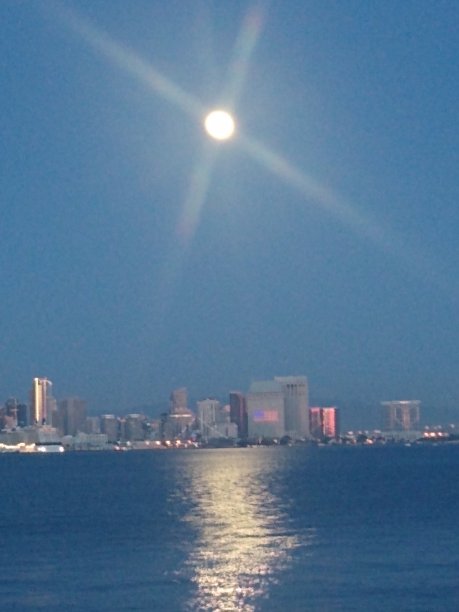 圣地亚哥超级月亮图片下载