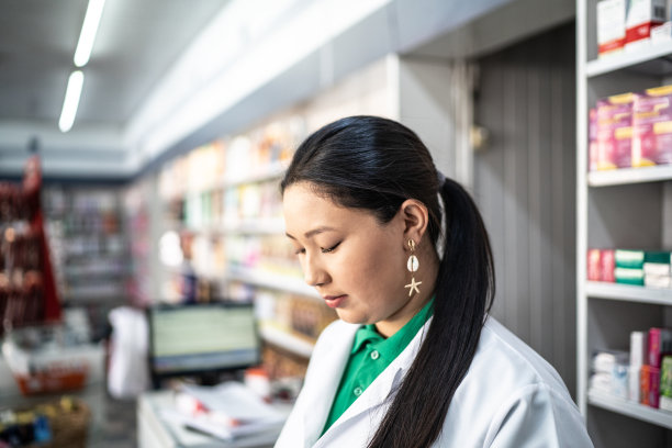 年轻女性药剂师在药房工作图片下载