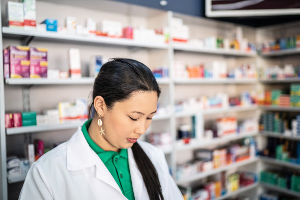年轻女性药剂师在药房工作图片下载