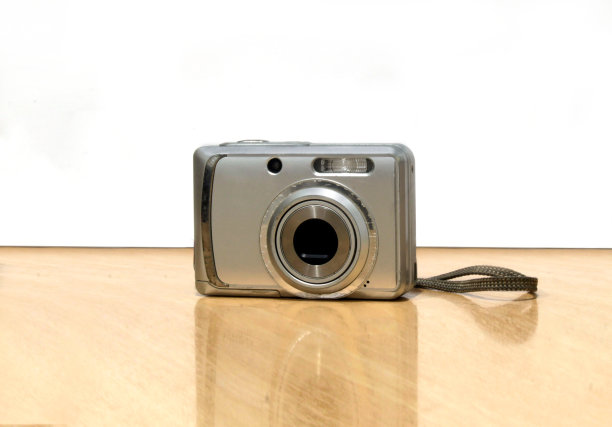 旧数码相机放在桌子上。图片下载