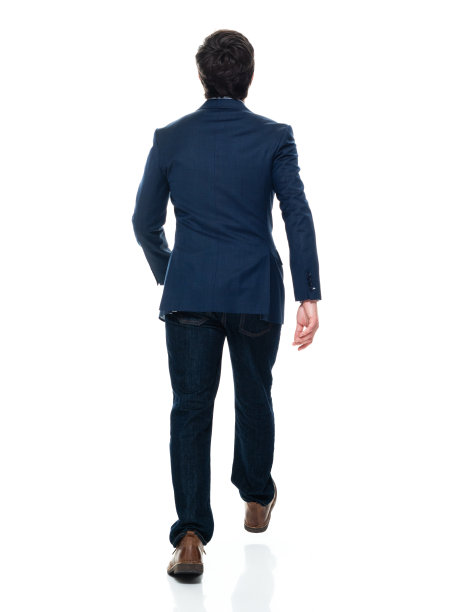 白人年轻男性商人穿着裤子走在白色背景的前面图片下载
