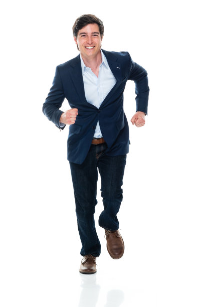 白人年轻男性商人穿着夹克在白色背景前追逐图片下载