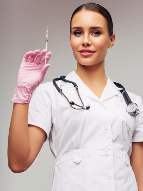 医生手里拿着注射器图片下载