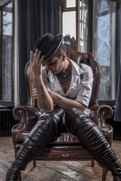 性感女黑帮坐在一把豪华椅子上图片下载