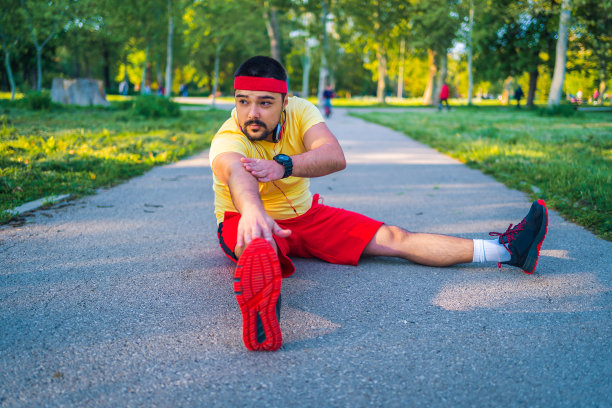 男人伸展身体，准备跑步图片下载