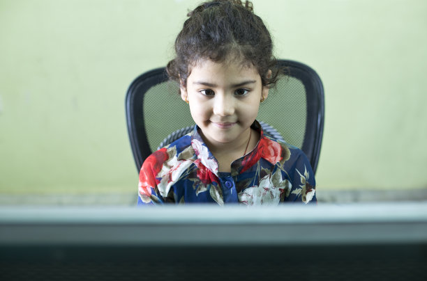 小女孩在家学习图片下载