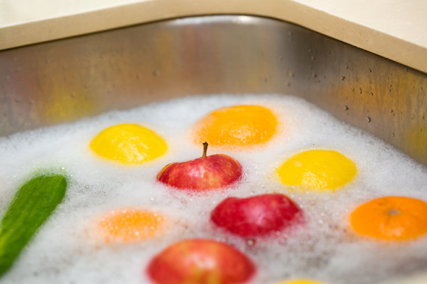 用肥皂和水清洗水果和蔬菜图片下载