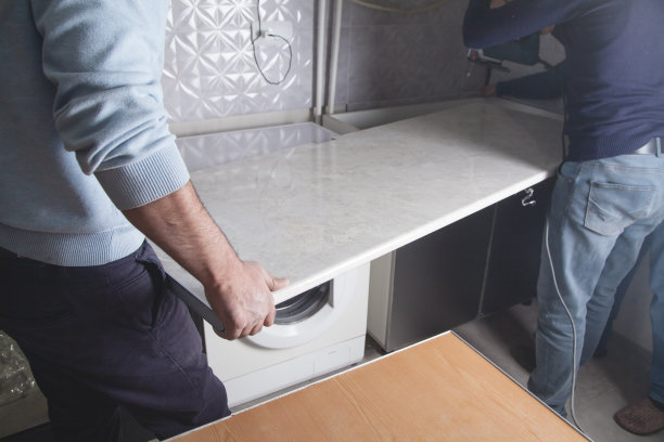 安装现代厨房家具。图片下载