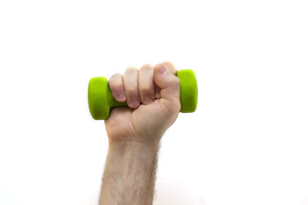 男性举起一只手举着绿色哑铃。图片下载