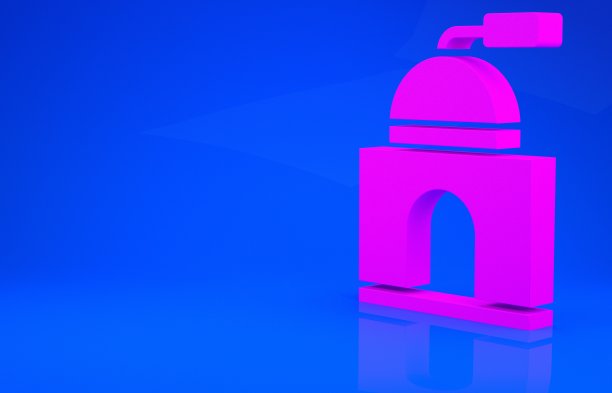 粉色手动咖啡研磨机图标隔离在蓝色背景。极简主义的概念。3d渲染图图片下载