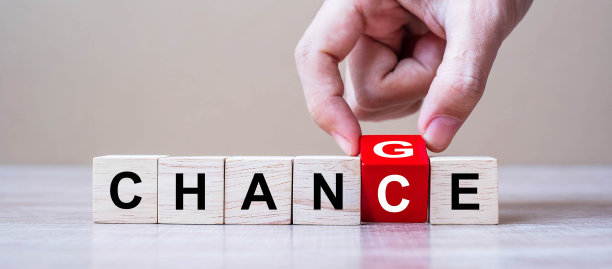 商人手翻转木制立方体块与改变机会的文本在桌子的背景。危机，成功，战略，解决方案，商业和积极的思维概念图片下载
