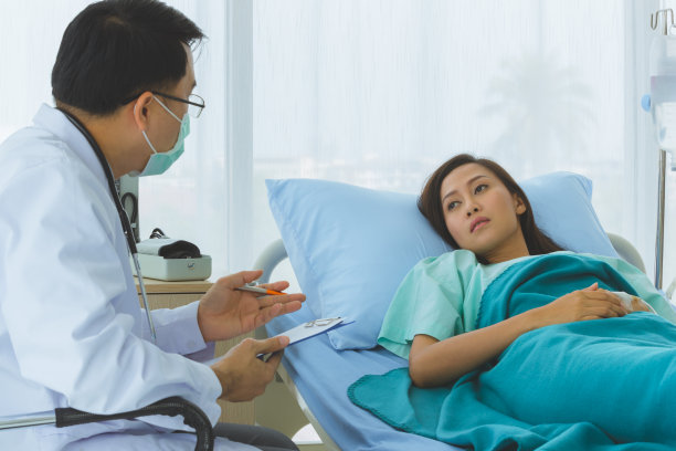 医生给这位女病人把脉。图片下载