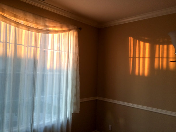 金色的阳光透过窗帘形成金色的设计背景图片下载