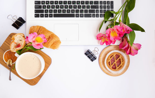 浪漫的女人flatlay商务午餐作文笔记本，笔记本，咖啡，卡布奇诺，粉红色的花在白色的背景。家里的工作。女人的自由。居家办公商业女士。工作地点图片下载