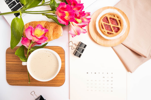 浪漫的女人flatlay商务午餐组成与咖啡，卡布奇诺，粉红色的花在白色的背景。家里的工作。女人的自由。商业女士。工作的地方。规划。日历图片下载