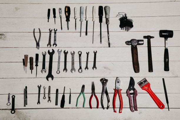 施工锤、螺丝刀、修理工具、钳子、木板图片下载