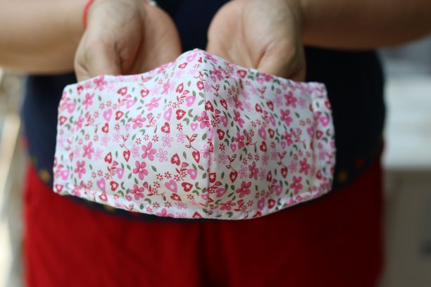 女手打孔DIY手工布面膜。图片下载