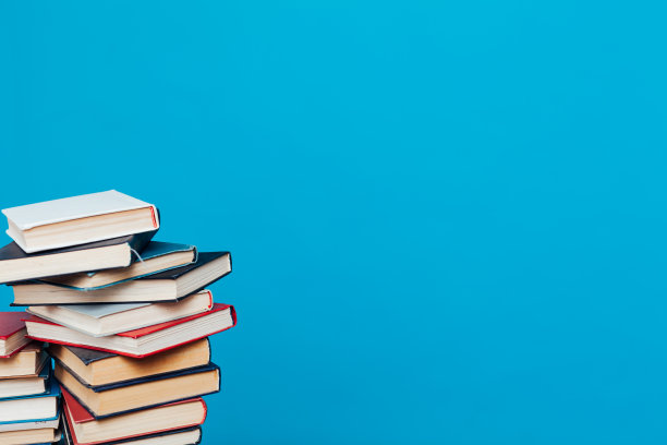 图书馆的蓝色背景上有很多大学考试的教育书籍图片下载